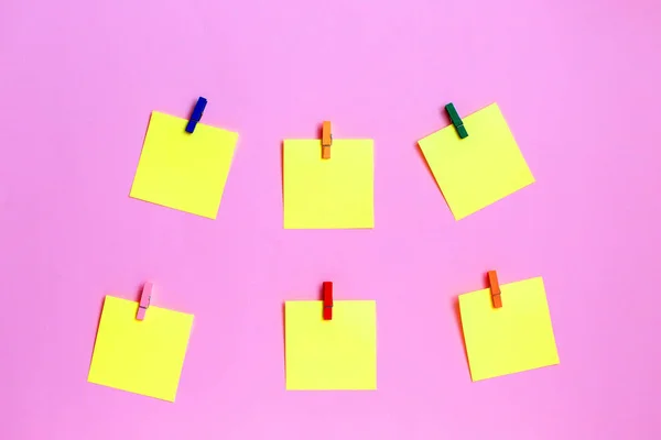 Bunte Papieraufkleber auf rosa Hintergrund. Ansicht von oben. flach lag. Kopierraum. Konzept. Attrappe viel Farbe leere Büroaufkleber auf rosa Hintergrund — Stockfoto