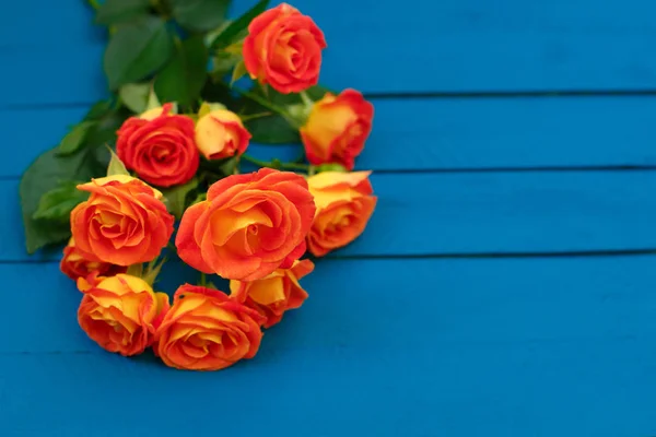 Fundo de um buquê de belas rosas laranja vivas frescas tingidas de vermelho para celebrar um aniversário, aniversário ou Dia das Mães — Fotografia de Stock