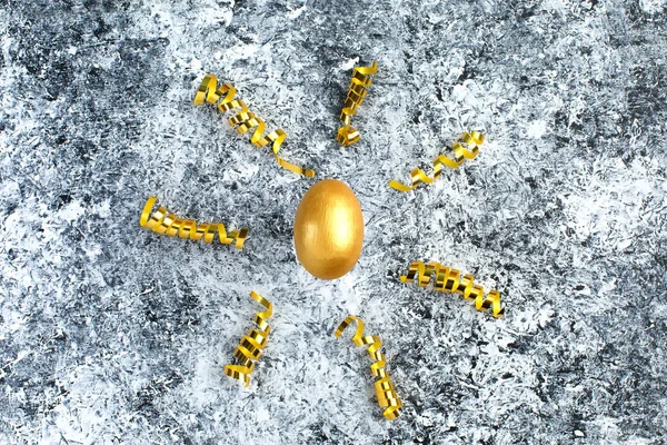 金の卵、黄金蛇紋岩。黒と白の抽象的な背景のお金および投資の成功のシンボルです。最小限のイースターのコンセプト. — ストック写真