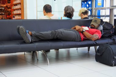 Budapeşte, Macaristan - 19 Ağustos 2017: İnsan havaalanında uçuşunu bekliyor.