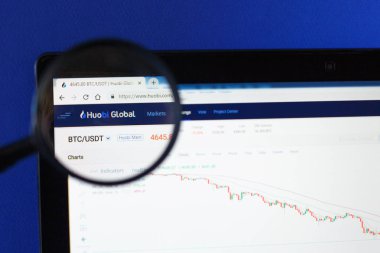Kiev, Ukrayna - Kasım - 26 Kasım 2018: Huobi Global ana sayfasının büyüteçle monitör ekranında fotoğrafı.
