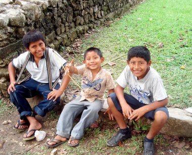 Mexico City, Meksika - 11 Mart 2016: Tanımlanamayan Meksikalı çocuklar sokakta oynuyor.
