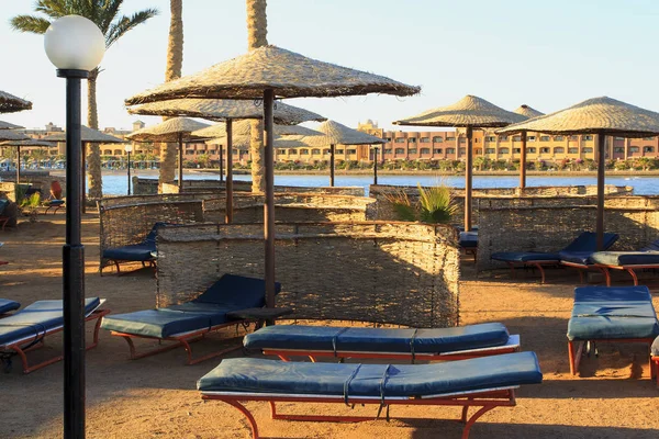 Хургада. Єгипет. 26 грудня 2014: порожній пляж на курорті Аравію в Хургаді. Літні гамамаки і шезлонги — стокове фото