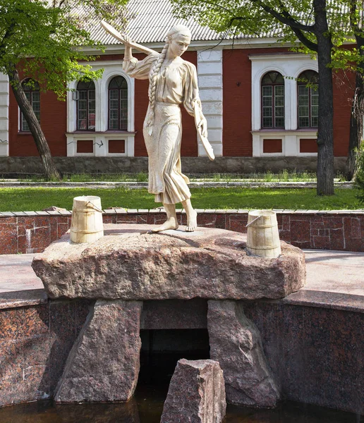 Kirovograd, Ukrayna. 2-2 Mayıs 2016. Natalka Poltavka Heykeli. Kız w