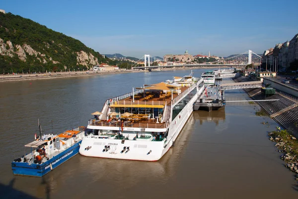 Budapeşte, Macaristan - 12 Ağustos 2017: Yolcu gemisi turistleri Budapeşte'de Tuna nehrine demirledi