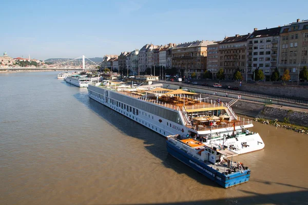 Budapeşte, Macaristan - 12 Ağustos 2017: Yolcu gemisi turistleri Budapeşte'de Tuna nehrine demirledi