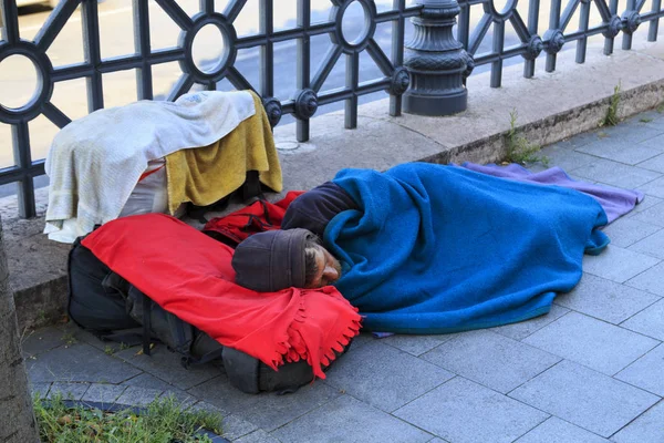 Budapest, Ungern-18 augusti, 2017. Hemlösa ligger på gatan — Stockfoto