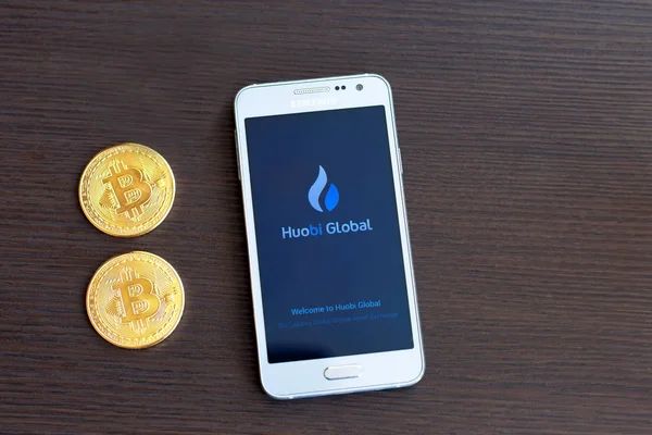Kiev, Ukrayna - 26 Kasım 2018: Akıllı telefonda çalışan Huobi Global mobil uygulaması. Huobi - en büyük kripto para değişimi