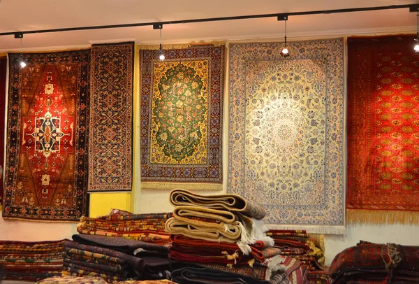 İran. İsfahan-Mayıs 2017. Halı dükkanı. Mavi, kırmızı ve sarı tonlarda İran halıları.