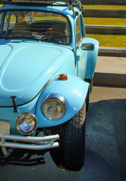 バクー。アゼルバイジャン。2015年9月5日市内中心部の駐車場に古い青い車. — ストック写真