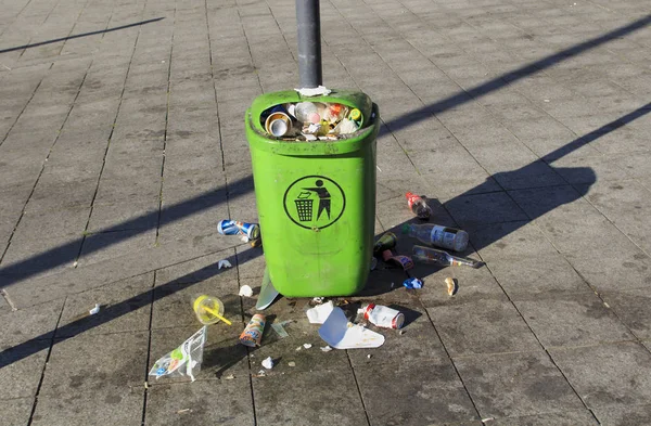 Budapeşte, Macaristan - 18 Ağustos 2017. Çöp kutusu çöp dolu, işaretler.
