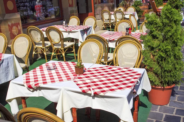 Budapeşte. Macaristan. 15. Ağustos 2017: Eski şehirde sokak restoranı