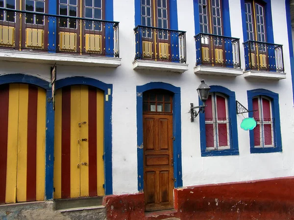 Ouro Preto, Brasil. 10 de noviembre 2016. Puertas y ventanas de un edificio colonial. Arquitectura de Ouro Preto , — Foto de Stock