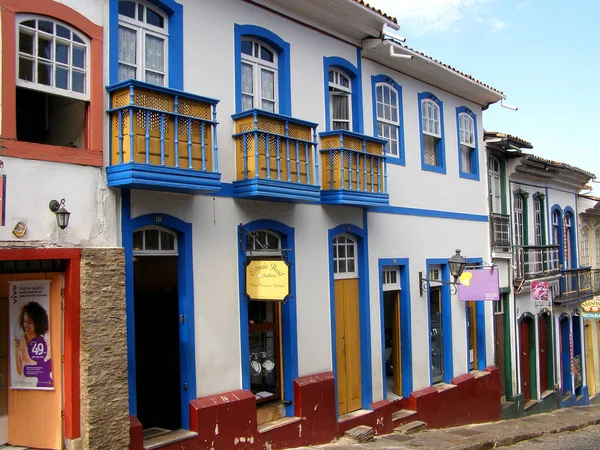 Ouro Preto, Brésil. 10 novembre 2016. Portes et fenêtres d'un bâtiment colonial. Architecture d'Ouro Preto , — Photo