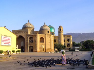 Khujand, Tacikistan - 14 Ağustos 2018: Khujand'daki merkez büyük Mescidi Jami Camii'nin önündeki meydan güneşin şafağında.