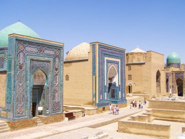 Semerkant, Özbekistan - 10 Ağustos 2018: Semerkant'taki Shahi Zinda tarihi mezarlığını ziyaret eden halk