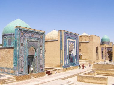 Semerkant, Özbekistan - 10 Ağustos 2018: Semerkant'taki Shahi Zinda tarihi mezarlığını ziyaret eden halk