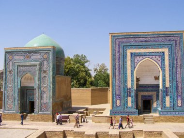 Semerkant, Özbekistan - 10 Ağustos 2018: Semerkant'taki Shahi Zinda tarihi mezarlığını ziyaret eden halk
