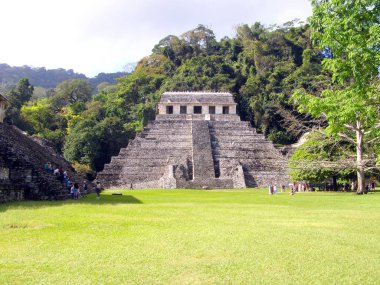 Chichen Itza, Meksika - 11 Mart 2016: Chichen Itza'yı ziyaret eden turistler, Chichen Itza'da dünyanın yeni 7 harikasından biri