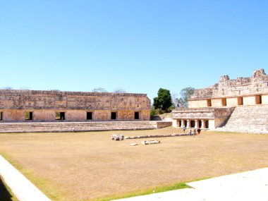Chichen Itza, Meksika - 11 Mart 2016: Chichen Itza'yı ziyaret eden turistler, Chichen Itza'da dünyanın yeni 7 harikasından biri,