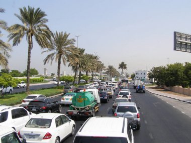 Dubai, 21 Eylül 2011 -Bir sonbahar gününde Dubai'de Şeyh Zayed caddesinde karayolu trafiği,
