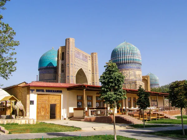 Samarcanda, Uzbekistán - 17 AGOSTO 2018: Hotel Bibikhanum a la sombra de The Registan en Samarcanda, Uzbekistán . — Foto de Stock