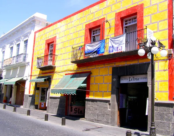 Merida, Meksyk 11 marca 2016: ulica sceny z kolorowymi tradycyjnymi starymi domami na ulicy w Meridzie w gorący słoneczny dzień. — Zdjęcie stockowe