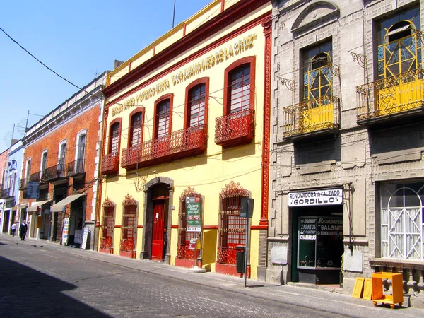 Merida, Meksyk 11 marca 2016: ulica sceny z kolorowych tradycyjnych starych domów ANR starych samochodów na ulicy w Meridzie w gorący słoneczny dzień. — Zdjęcie stockowe