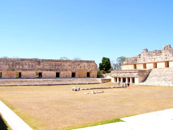 CHICHEN ITZA, MEXICO - March 11, 2016: Tourists visiting Chichen Itza, one of the new 7 wonders of the world in Chichen Itza, — Stock Photo, Image