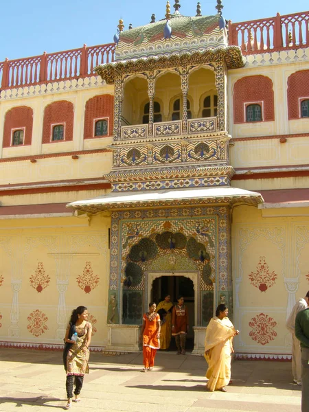 Jaipur, Hindistan - 17 Aralık 2015: : Geleneksel elbiseli Hintliler, Jaipur'un ünlü turistik yerlerinden biri olan Amber Sarayı'nda yürüyor, — Stok fotoğraf