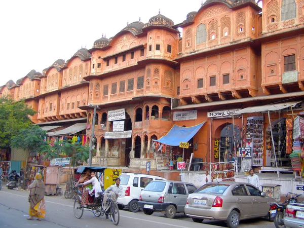 Jhansi, India-17 dec 2015: open Bazaar en auto's en mensen, fietsers op straat in Jhansi — Stockfoto