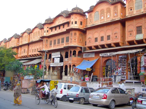 JHANSI, INDIA - DEC 17, 2015: Открытый базар и автомобили и людей, велосипедистов на улице в Jhansi — стоковое фото