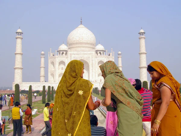 AGRA, INDIA 17 DIC 2015: Mujeres vestidas con ropa tradicional india y otros turistas visitan el famoso Taj Mahal —  Fotos de Stock