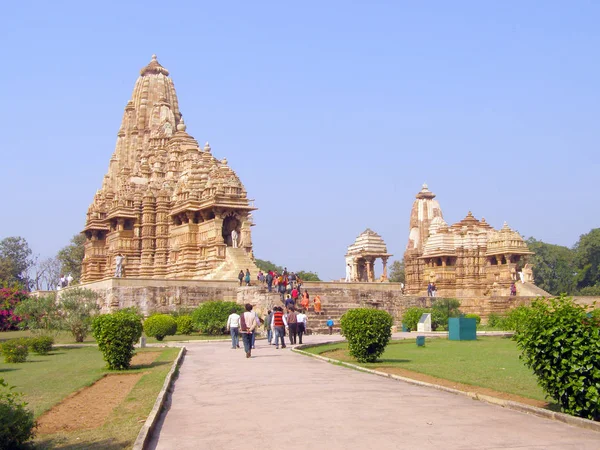 Khajuraho, Hindistan - 24 Aralık 2014: Turistler Khajuraho, Madhya Pradesh'teki eski Erotik Tapınağın güzel görünümüne bakıyorlar — Stok fotoğraf