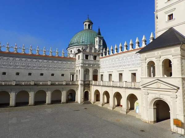 Krasiczyn, Poland. August, 19 - 2016: Courtyard of Krasiczyn castle on sunny summer day. — Stock Photo, Image