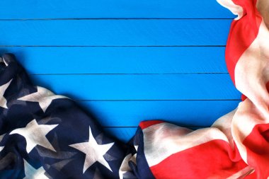 Mavi ahşap arka planda Amerikan bayrağı. Amerika Birleşik Devletleri bayrağı. Reklam yapılacak yer, şablon.