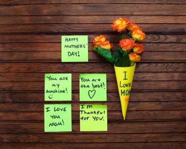 Mutlu anneler günü Not hatırlatma sarı etiket üzerinde ahşap zemin üzerine kapatın. Festival kavramı.