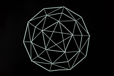 Metal tel dekoratif geometrik elemanları, sepet, siyah bir arka plan üzerinde vazo. Minimal kavram. Metal tel güzel soyut desen.