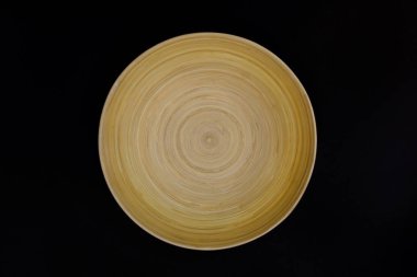 Siyah arka plan üzerinde boş ahşap plaka. Üst Görünüm. Metin için Boşluk Kopyalama