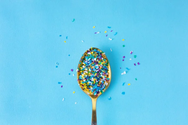 Microplástico em uma colher no fundo azul. microplástico em água e alimentos. Problema microplástico. Aditivos perigosos. Substâncias tóxicas . — Fotografia de Stock