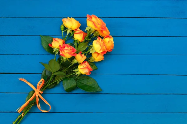 Fundo de um buquê de belas rosas laranja vivas frescas tingidas de vermelho para celebrar um aniversário, aniversário ou Dia das Mães — Fotografia de Stock