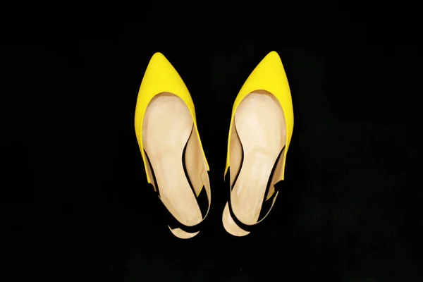 Chaussures d'été jaune-noir sur fond noir.Chaussures de fête de luxe. Concession à la mode minimale. Accessoires de mode. Tenue d'été — Photo