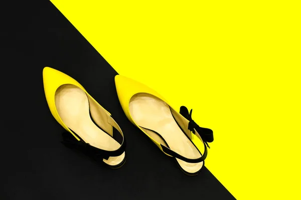 Chaussures d'été jaune-noir. Tenue de fille d'été, Chaussures de fête de luxe. Concession à la mode minimale. Accessoires de mode. Tenue d'été — Photo