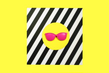 Çift arka plan üzerinde canlı kalın renk boyalı pembe Moda güneş gözlüğü. Geometri kavramı, minimalizm. Pop Art.