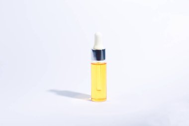 Damlalık cam Şişe Mock-Up. Beyaz arka plan, afiş veya şablon serum cilt bakım kozmetik. Güzellik ürün konsepti.