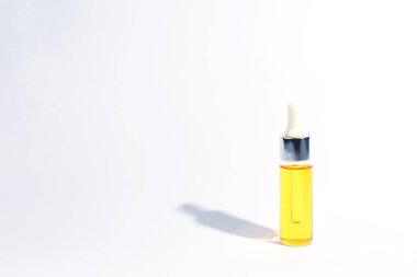 Damlalık cam Şişe Mock-Up. Beyaz arka plan, afiş veya şablon serum cilt bakım kozmetik. Güzellik ürün konsepti.