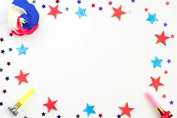4 juli. Koncept för självständighetsdagen med röda och blå papper stjärnor konfetti i National American färger. Självständighetsdagen, kort, — Stockfoto
