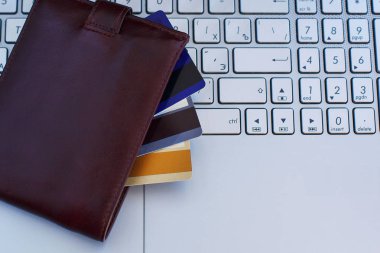 Kredi kartı laptop klavye cüzdan.