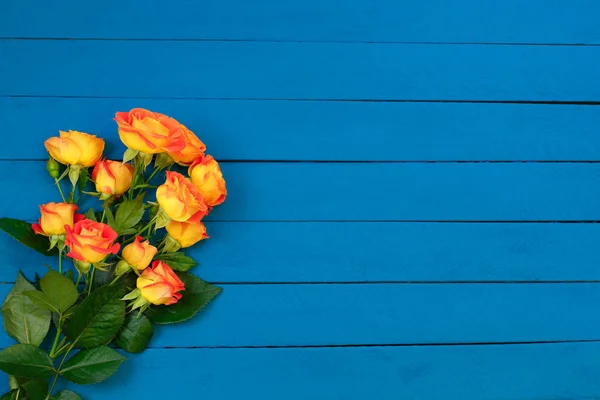 Φόντο του μπουκέτο από όμορφα νωπά ζωντανά πορτοκαλί τριαντάφυλλα που βρίσκονται με κόκκινο για τον εορτασμό της επετείου, γενέθλια ή την ημέρα της μητέρας — Φωτογραφία Αρχείου