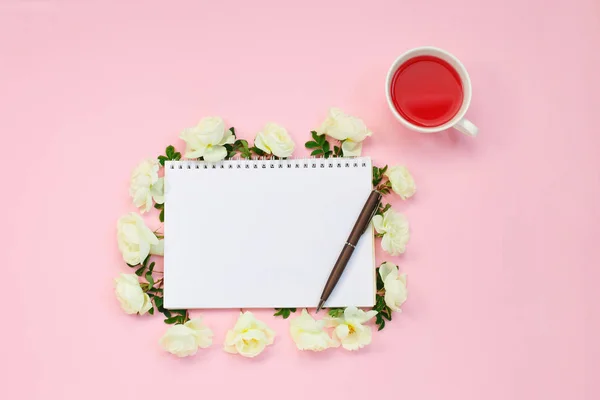 Femininer Home-Office-Arbeitsplatz. Notizbuch mit Copyspace. flache Lage, Zeitschriften, soziale Medien, Draufsicht. Beauty Business Blog Konzept. — Stockfoto